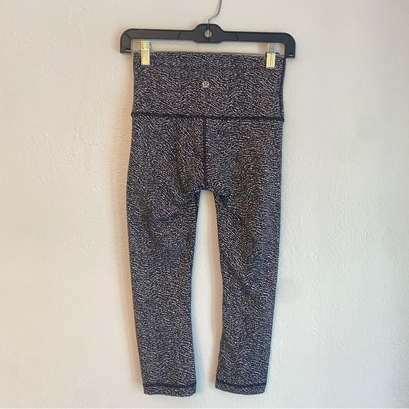 Lululemon Athletica Black and White Textured Leggings size 4 capri - Picture 5 of 6